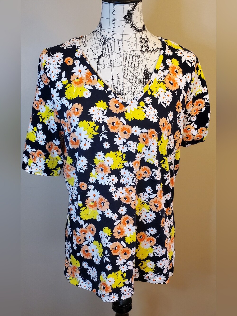 Jones New York Sport XL Floral V Neck Top Navy White Yellow Orange Stretch Tee